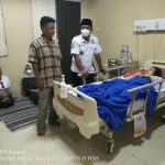 Luar Biasa Kades Sukawangi, Pulang Kantor Langsung Jenguk Warga yang Sakit