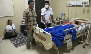 Luar Biasa Kades Sukawangi, Pulang Kantor Langsung Jenguk Warga yang Sakit