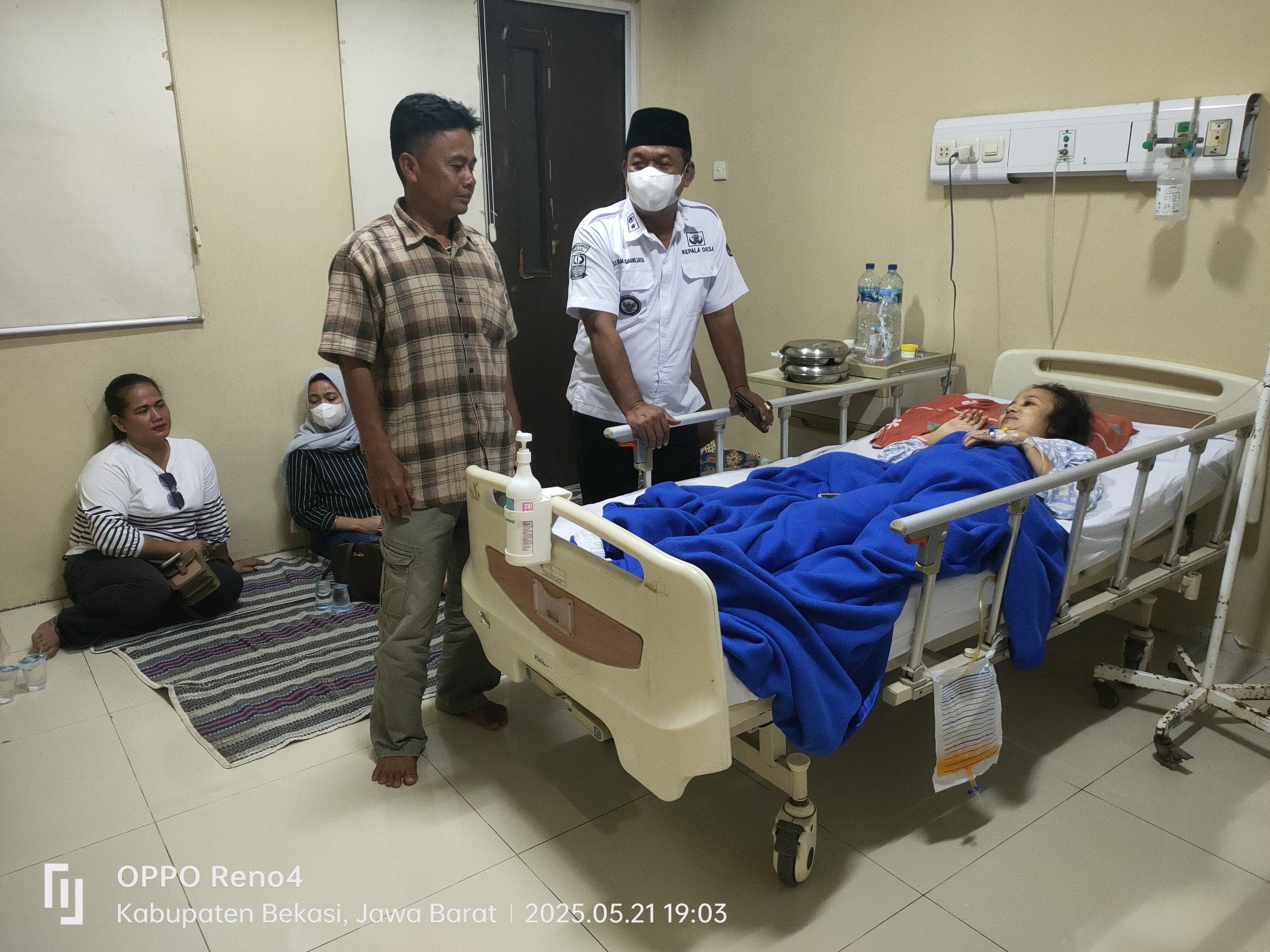 Luar Biasa Kades Sukawangi, Pulang Kantor Langsung Jenguk Warga yang Sakit