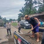 Polres Musi Rawas Bersama Warga Gotong Royong Perbaiki Jalan Rusak