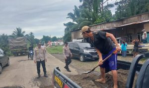 Polres Musi Rawas Bersama Warga Gotong Royong Perbaiki Jalan Rusak