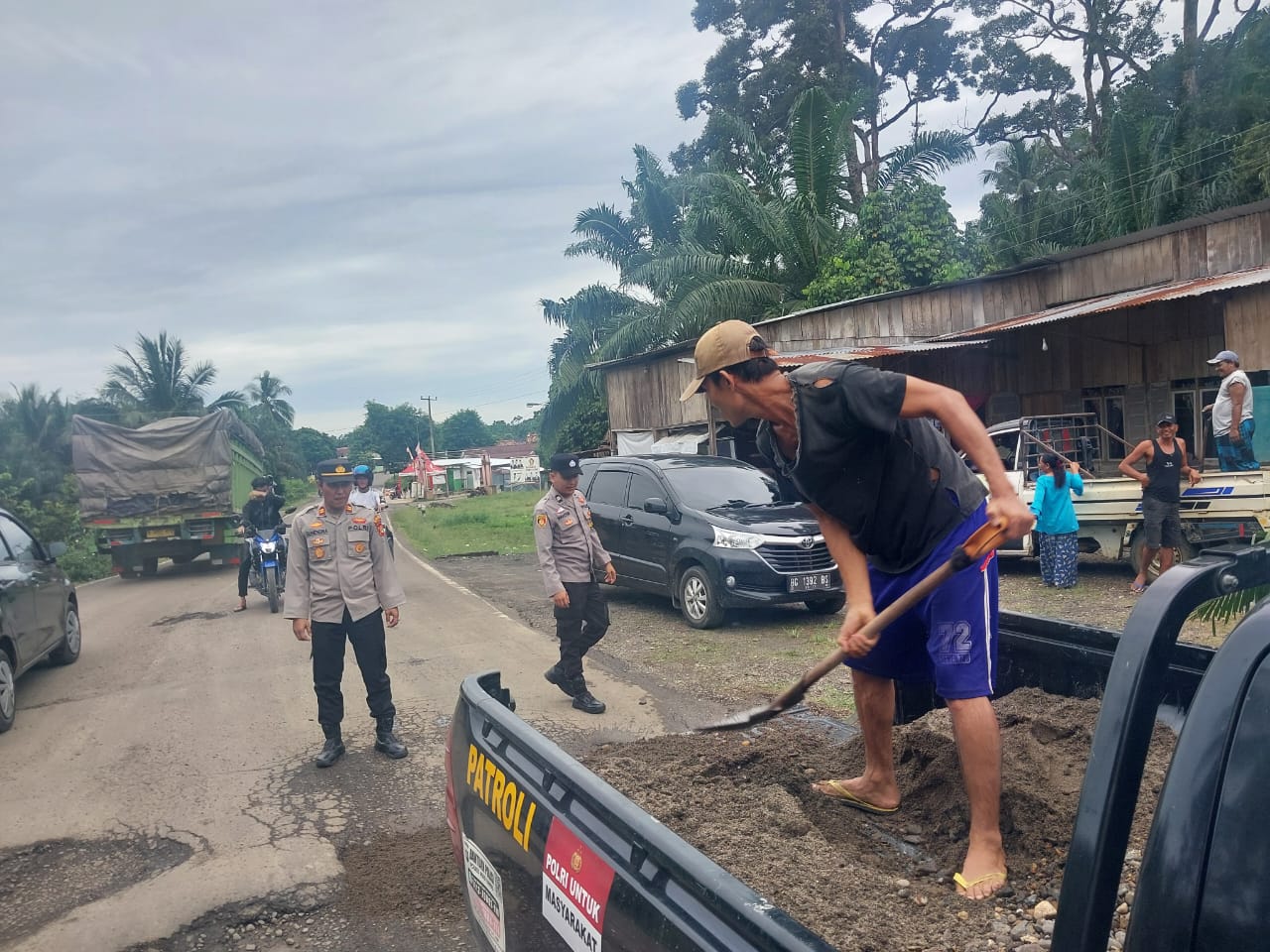 Polres Musi Rawas Bersama Warga Gotong Royong Perbaiki Jalan Rusak
