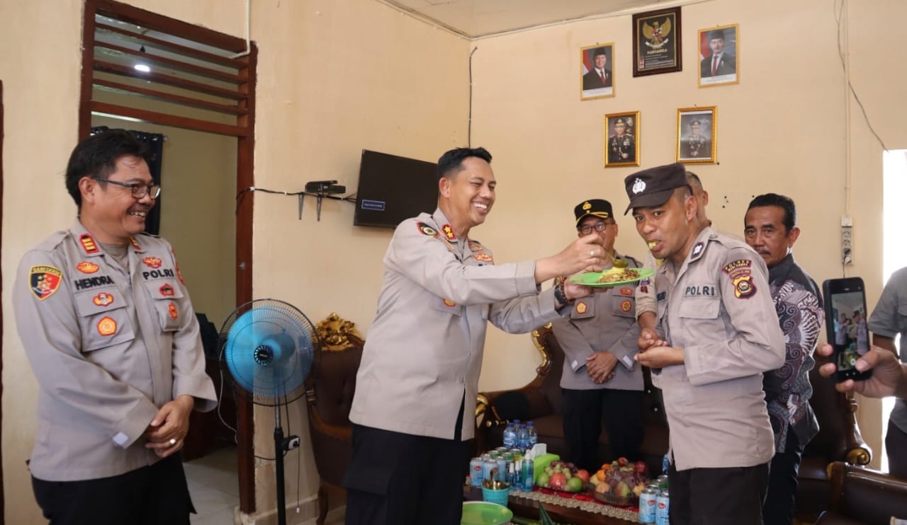 Kapolres Musi Rawas Bersama Kapolsek Muara Lakitan Lakukan Peletakan Bantu Pertama Pembangunan Musala Pospol Marga Baru