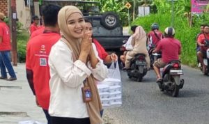 Jum’at Berkah Ibu, Sondang Selaku Direktur Jambu RCA Bersama Crew Media Center Berbagi Nasi Kotak