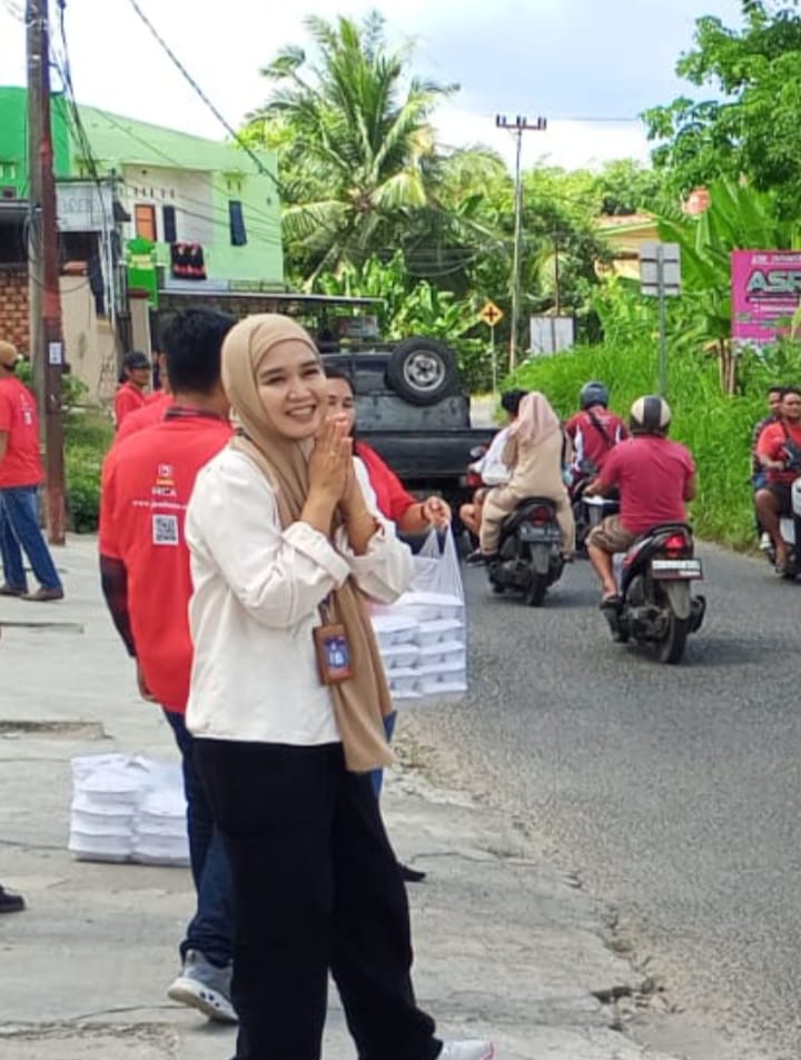 Jum’at Berkah Ibu, Sondang Selaku Direktur Jambu RCA Bersama Crew Media Center Berbagi Nasi Kotak Jum’at Berkah Ibu, Sondang Selaku Direktur Jambu RCA Bersama Crew Media Center Berbagi Nasi Kotak