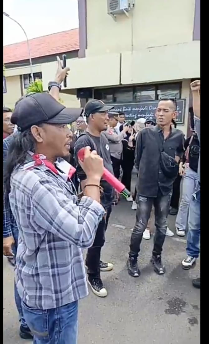 Relawan Silampari Gelar Aksi Damai Depan Halaman Polres Lubuk Linggau Dan Kejari Kota Lubuk Linggau