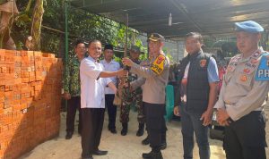 Kades Ciptodadi 1 Serahkan Kecepek ke Waka Polres Musi Rawas