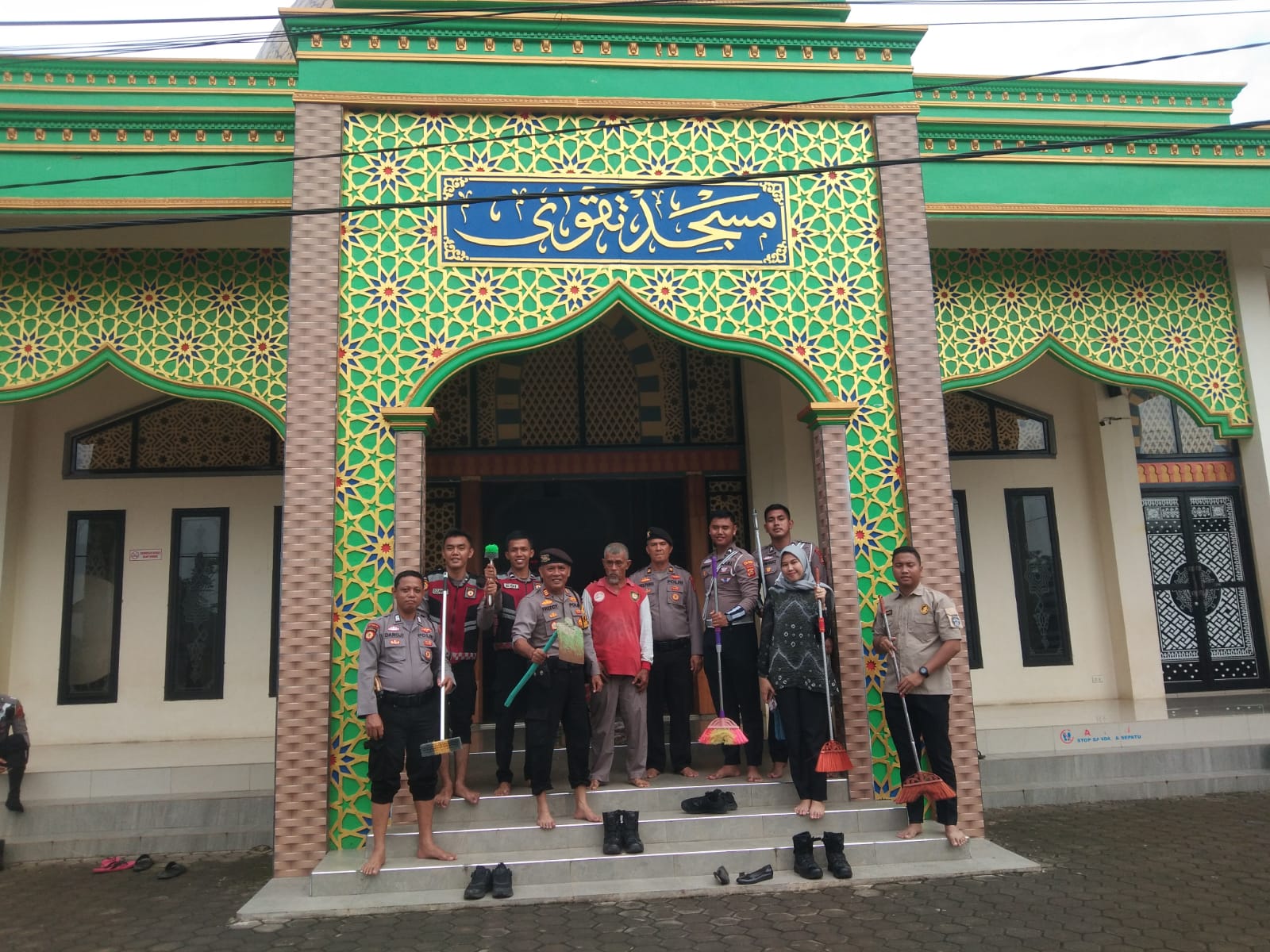 Tebar Kebaikan, Polres Musi Rawas Gelar Bakti Religi Bersih Masjid di Hari Bhayangkara ke-79 dan 1 Muharam 1447 Hijriah