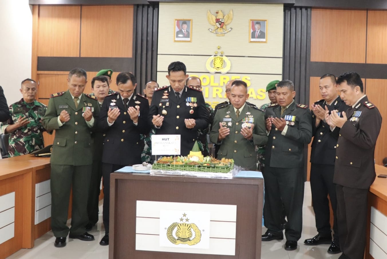 Hari Bhayangkara Ke-79, Polres Musi Rawas Terima Nasi Tumpeng Dari Kodim 0406 Lubuklinggau