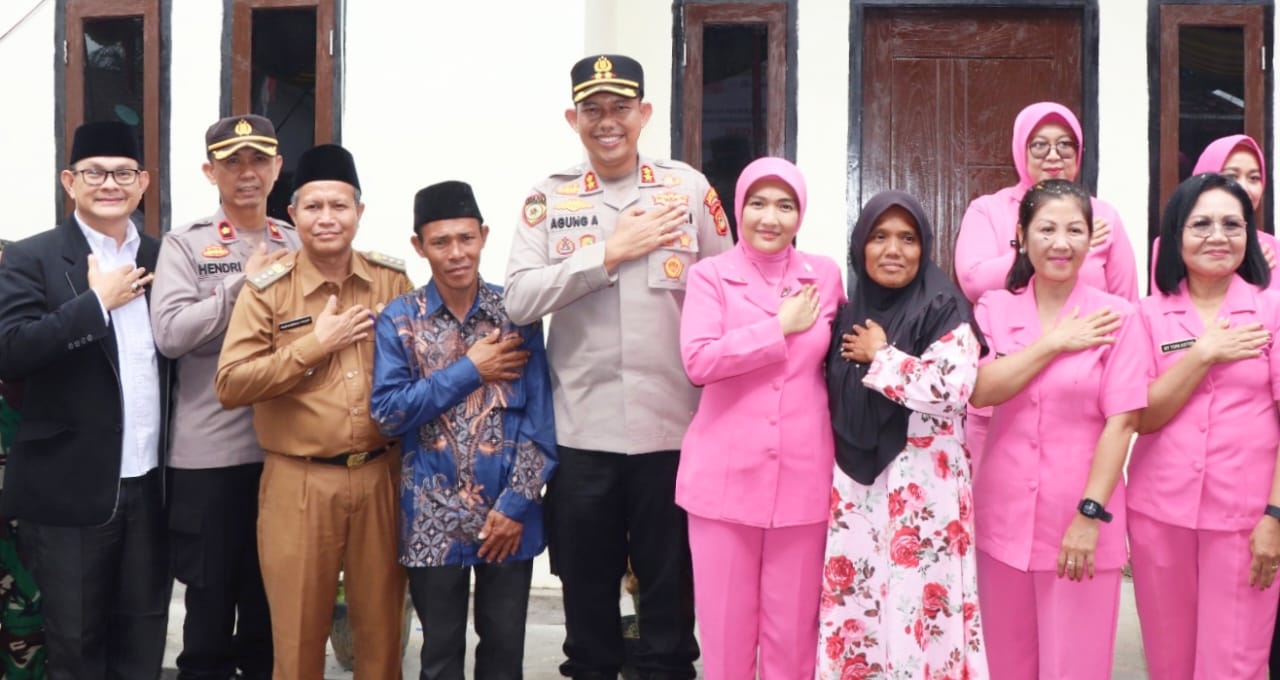 Rasa Haru Bercampur Bahagia Dirasakan Ahmad Mawardi Sekeluarga, Kapolres Musi Rawas Resmikan dan Serahkan Kunci Rumah Setelah di Bedah