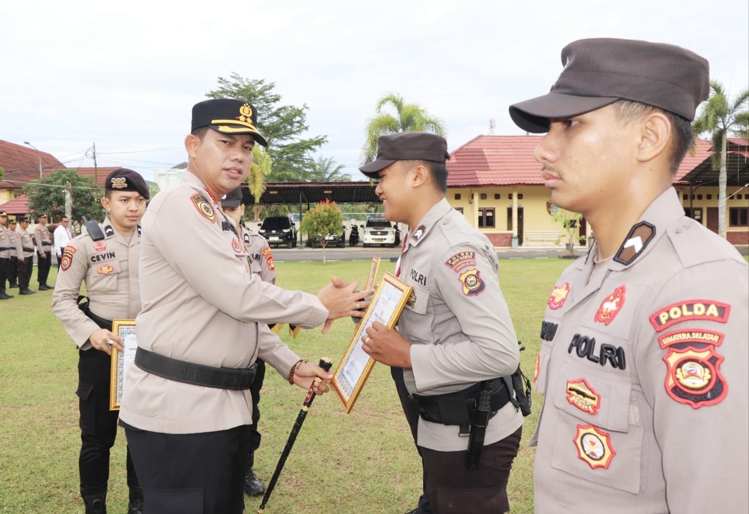 Kapolres Musi Rawas Anugerahkan Piagam Penghargaan Empat Personel Berprestasi
