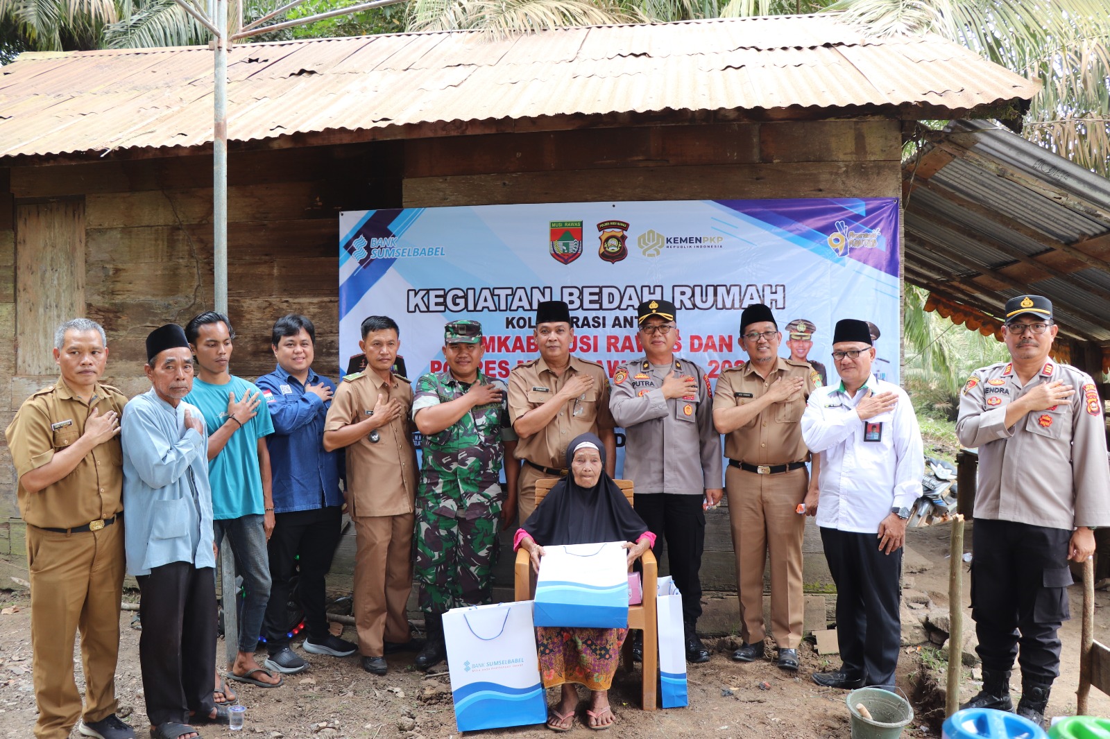 Kembali, Polres Musi Rawas Bersama Pemda Bedah Rumah Warga Desa Prabumulih I
