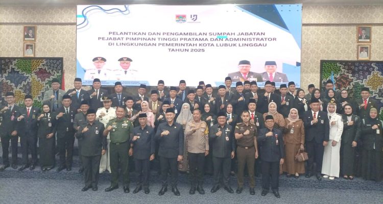 PELANTIKAN 47, PEJABAT PEMKOT YANG Di PIMPIN OLEH WALIKOTA LUBUK LINGGAU