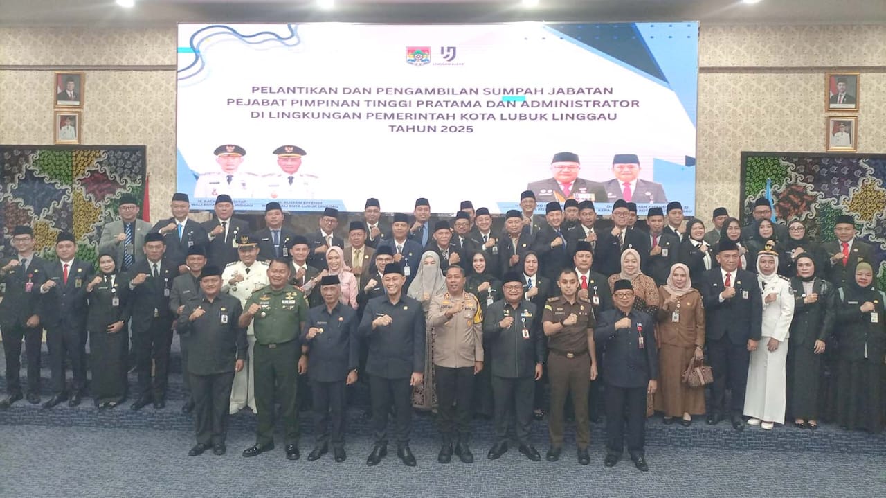 PELANTIKAN 47, PEJABAT PEMKOT YANG Di PIMPIN OLEH WALIKOTA LUBUK LINGGAU