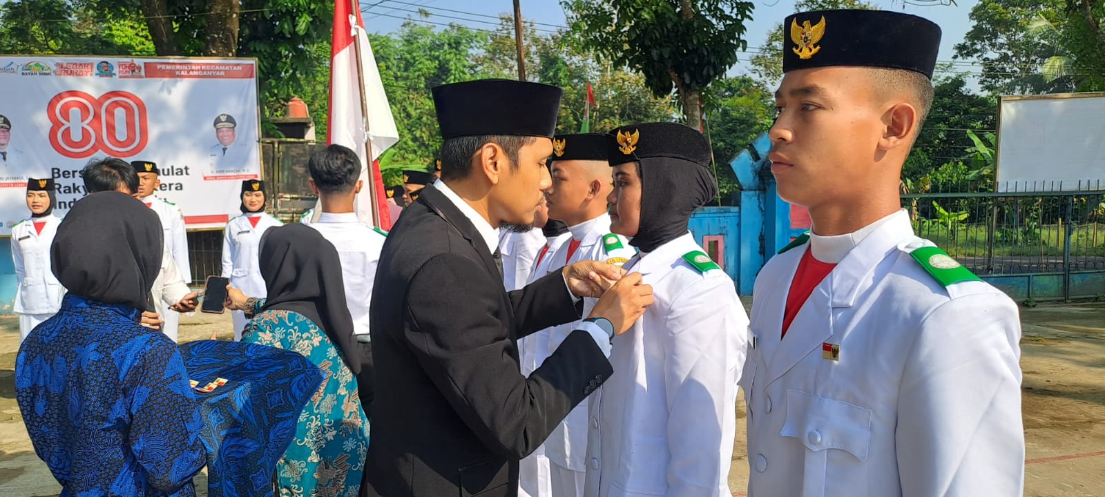 Pengukuhan Paskibraka Kecamatan Kalanganyar Tahun 2025 Berjalan Dengan Khidmat. Anggota Paskibraka Siap Melaksanakan Tugas Mulia Pada Upacara HUT RI ke-80. 
