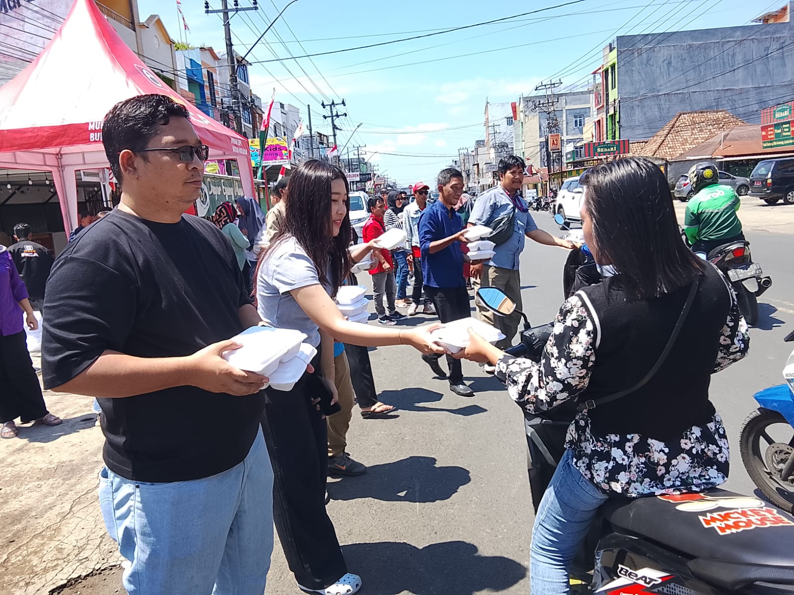 Keluarga Besar Bapak Riki Chairil Amri SE.MSi (RCA) Berbagi 1.100 Nasi Kotak Bertajuk Jum’at Berkah