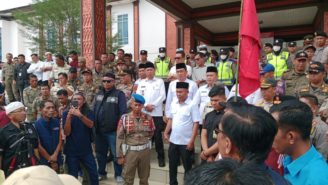 Ratusan Wartawan Datangi Kantor Bupati Dan Kejari Musi Rawas Desak Copot Dien Candra