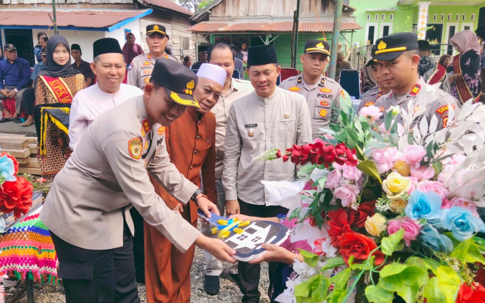Dipimpin Kapolres dan Wakapolres, Kembali, Polres Musi Rawas Serahkan Kunci Bedah Rumah Hasil Donasi Personel