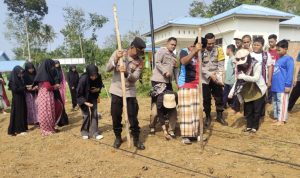 Manfaatkan Lahan Ponpes, Polsek Purwodadi Polres Musi Rawas Bersinergi Ponpes Daarul Huffadz An-Nahdliyah Tanam Jagung