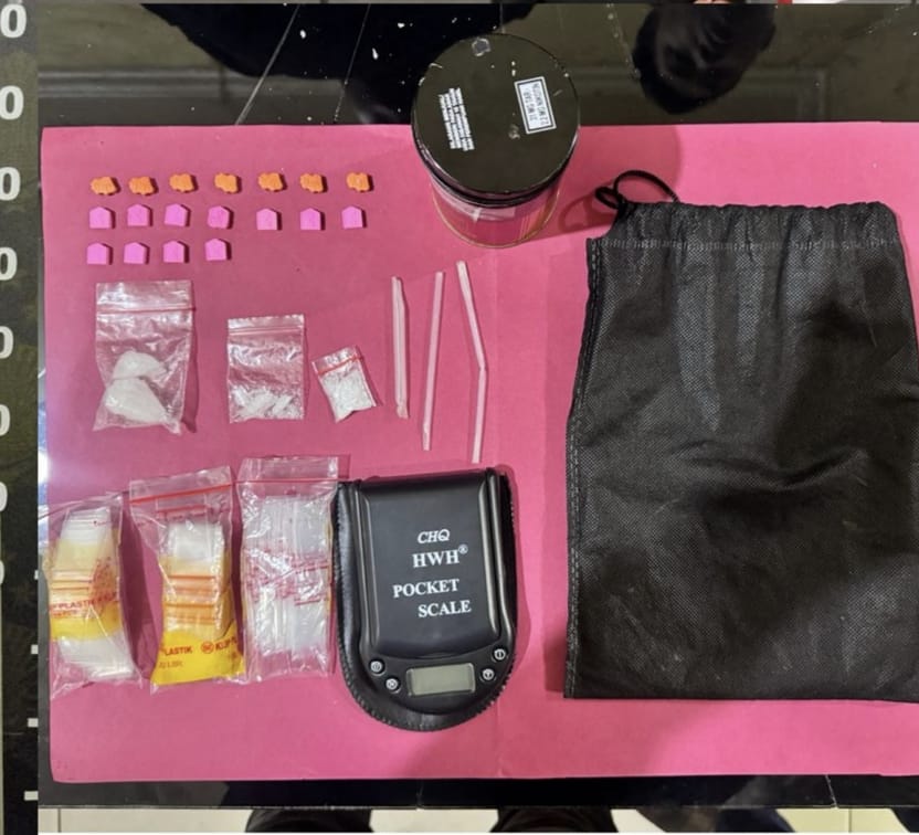 Diduga Terlibat Bisnis Haram, Satresnarkoba Polres Musi Rawas Gerebek Rumah Pasutri, Istri Tertangkap, Suami Kabur Diduga Terlibat Bisnis Haram, Satresnarkoba Polres Musi Rawas Gerebek Rumah Pasutri, Istri Tertangkap, Suami Kabur