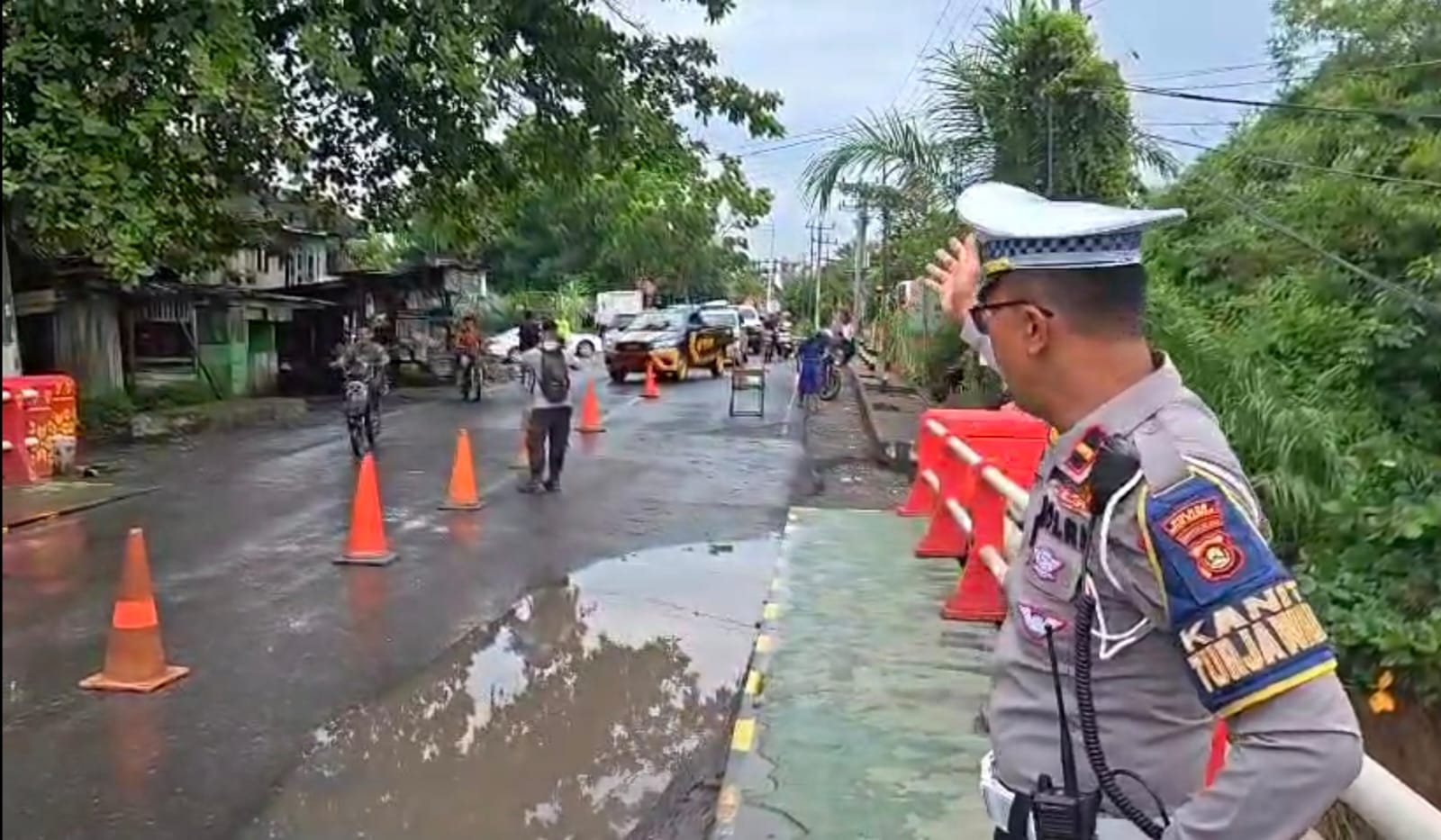 Curah Hujan Tinggi Bantaran Sungai Kelingi Longsor di Muara Beliti, Satlantas Polres Musi Rawas Sigap Atur Lalulintas dan Perlakuan Satu Jalur