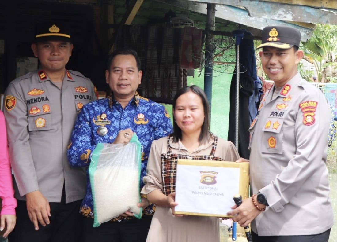 Peduli Korban Banjir di Desa Darma Sakti, Kapolres Musi Rawas Tinjau dan Turun Langsung Salurkan Sembako  