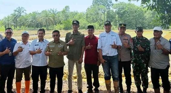 500 Hektare Tanaman Padi Dicanangkan Bupati Devi Suhartoni 500 Hektare Tanaman Padi Dicanangkan Bupati Devi Suhartoni