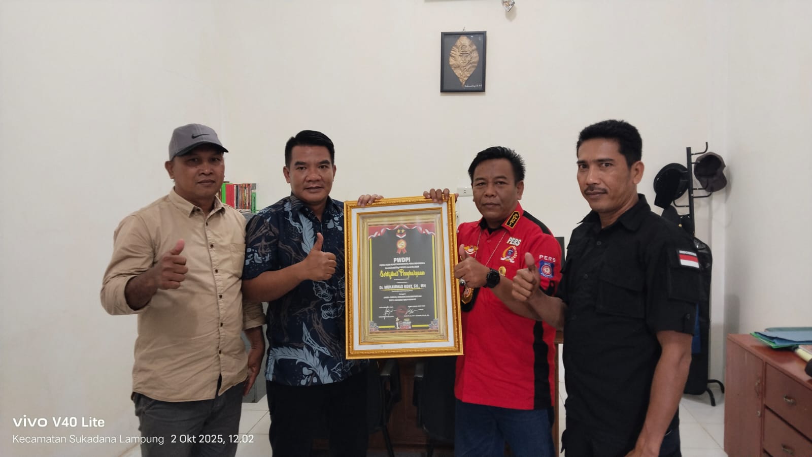 Ketua DPC PWDPI Lamtim Menyerahkan Sertifikat Penghargaan Kepada Kasi Inteljen (Kejari) Lampung Timur