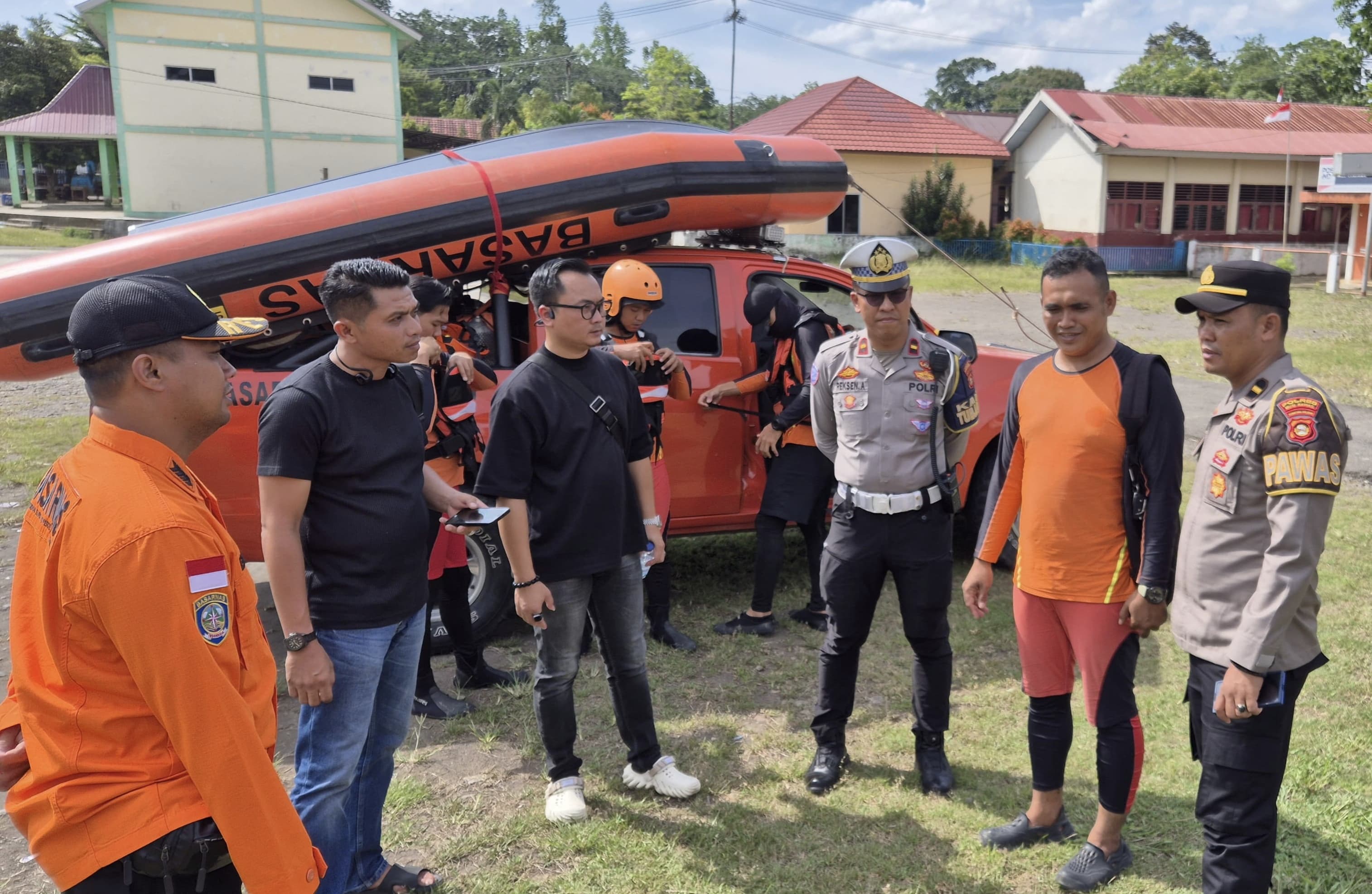 Tim Gabungan Polsek Muara Beliti Sigap Cek TKP Korban Diduga Jatuh ke Sungai Beliti Terbawa Arus