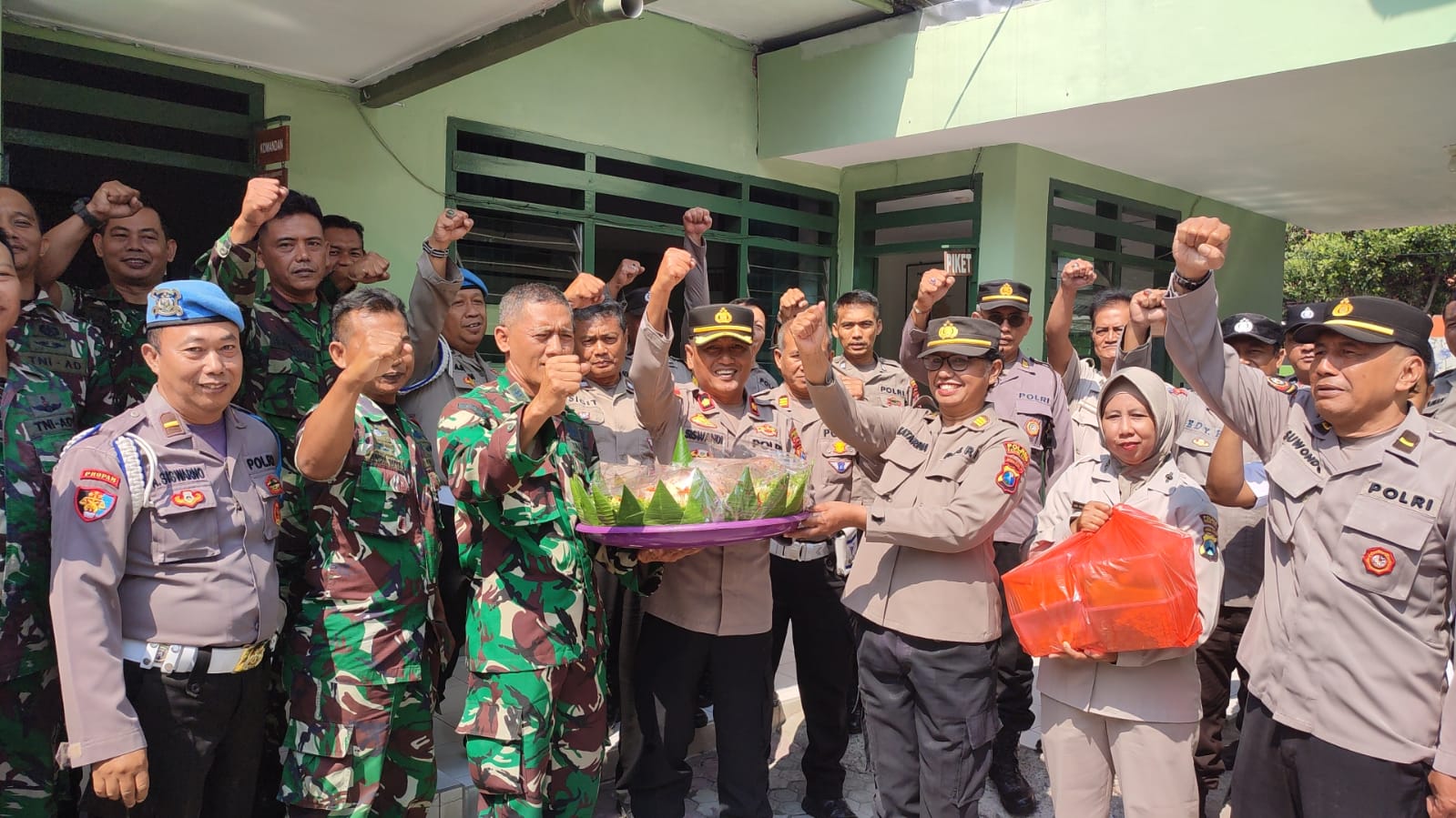 Kapolsek Pesantren Beri Surprise HUT TNI ke-80 di Makoramil 0809/2