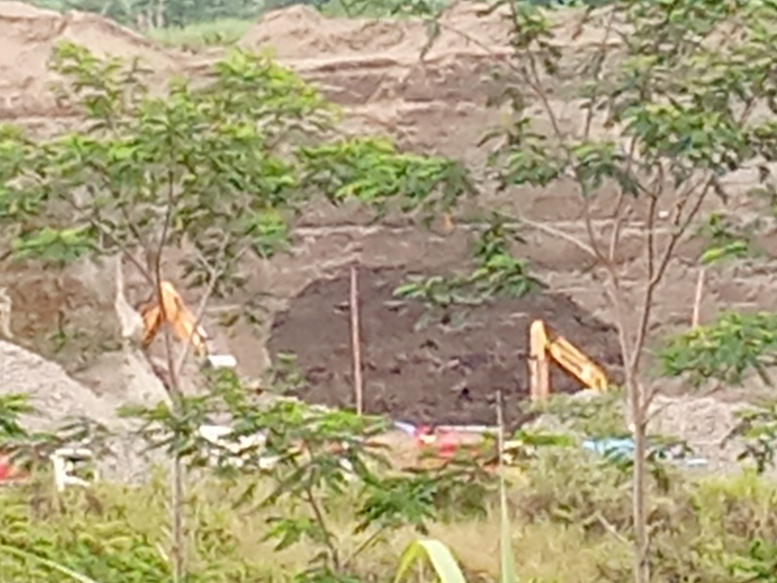 Aktivitas Tambang Galian C di Sempu Ngancar Kediri Perbatasan Kediri–Blitar Gunakan Alat Berat Kian Masif Aktivitas Tambang Galian C di Sempu Ngancar Kediri Perbatasan Kediri–Blitar Gunakan Alat Berat Kian Masif