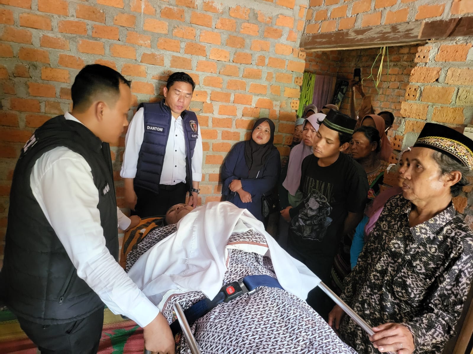 Diduga Sakit, Satreskrim Bersama Unit Identifikasi dan Polsek BTS Ulu Sigap Evakuasi Korban Meninggal di Kebun Desa Sadu Diduga Sakit, Satreskrim Bersama Unit Identifikasi dan Polsek BTS Ulu Sigap Evakuasi Korban Meninggal di Kebun Desa Sadu