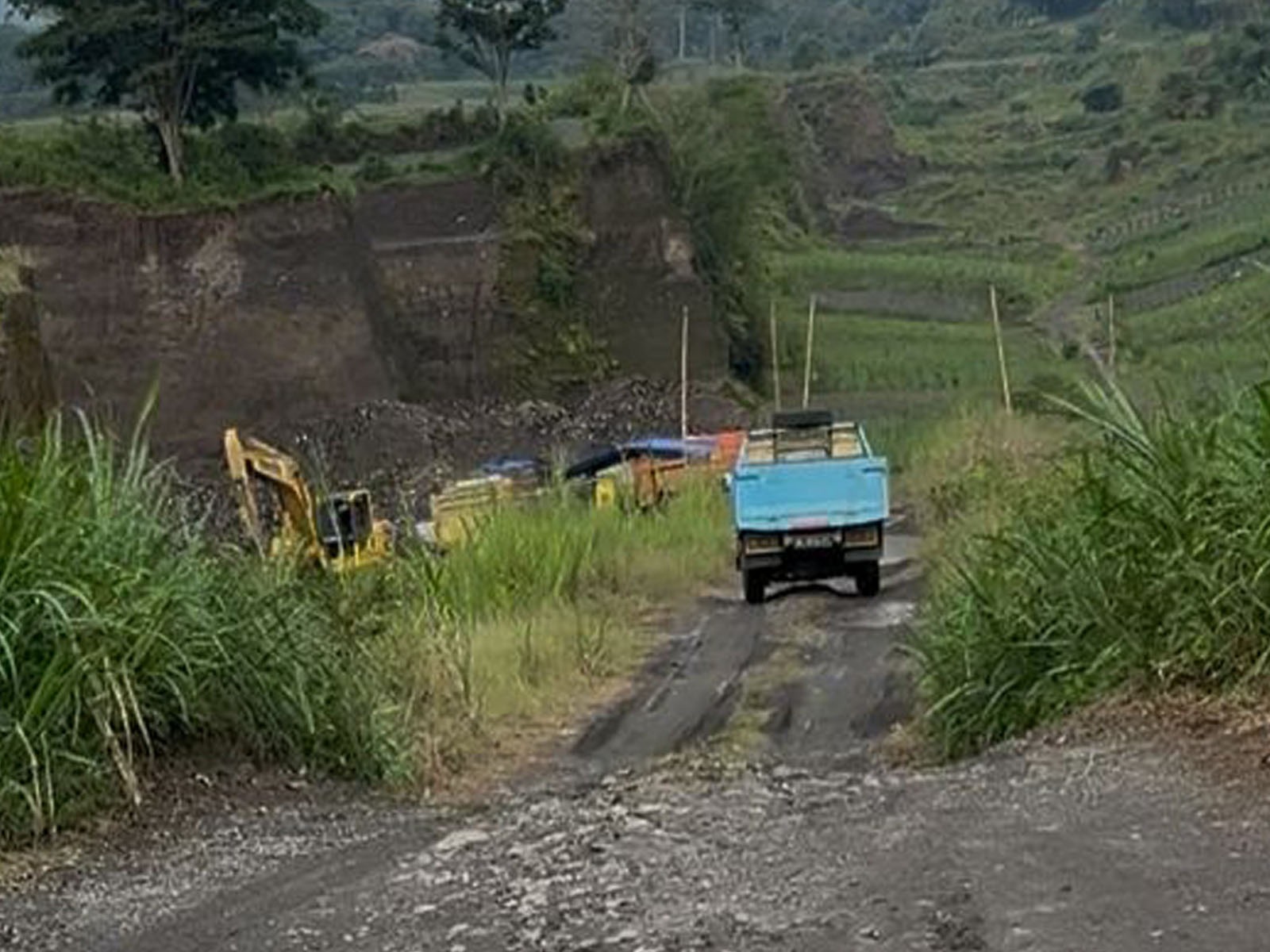 Aktivitas Tambang Galian C Menggunakan Alat Berat Excavator di Sempu Ngancar Kediri Dalam Sorotan Aktivitas Tambang Galian C Menggunakan Alat Berat Excavator di Sempu Ngancar Kediri Dalam Sorotan