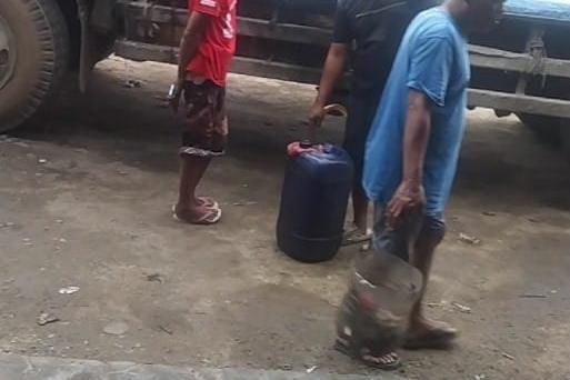 Diduga Gudang Tempat Penimbunan BBM Bersubsidi Jenis Solar di Waylunik Diduga Gudang Tempat Penimbunan BBM Bersubsidi Jenis Solar di Waylunik