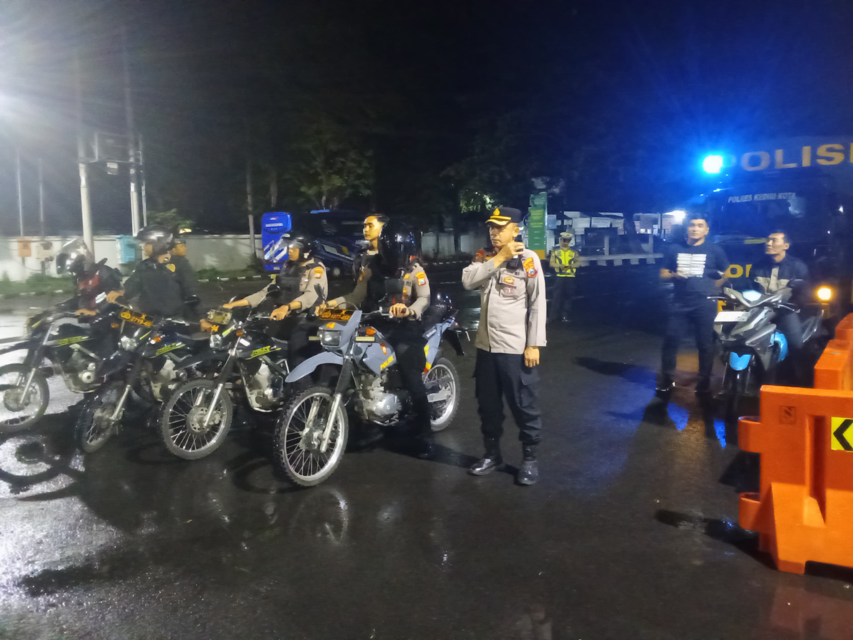 Kompol Iwan Setyo Budhi Pimpin Patroli Gabungan, Kota Kediri Aman Kondusif Kompol Iwan Setyo Budhi Pimpin Patroli Gabungan, Kota Kediri Aman Kondusif