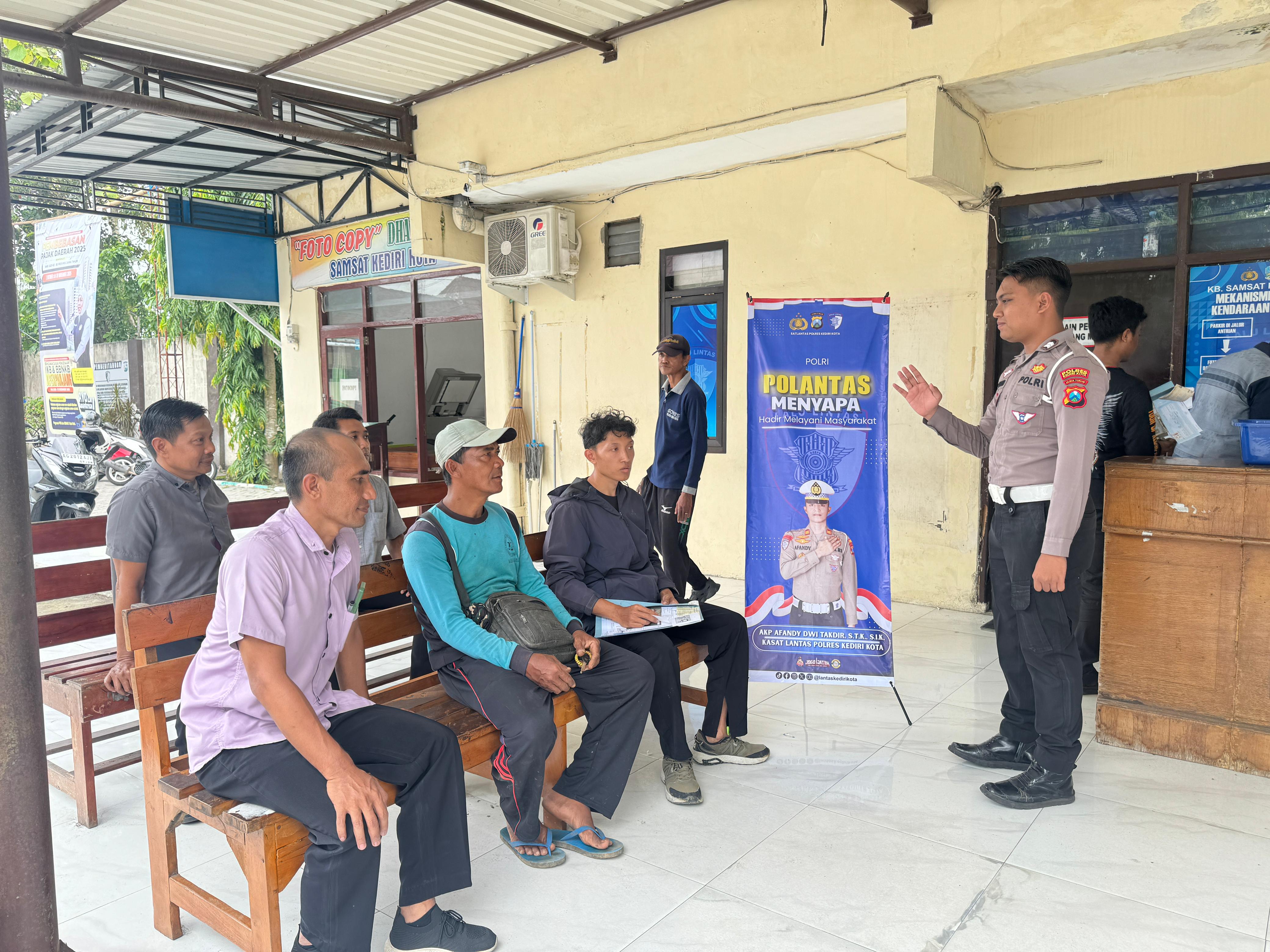 Program Polisi Menyapa Satlantas Polres Kediri Kota Permudah Pelayanan Cek Fisik dan Pajak Kendaraan Bagi Wajib Pajak