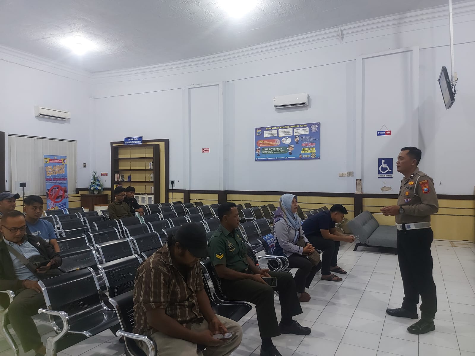 Satlantas Polres Kediri Kota Gelar Bimbingan Belajar untuk Pemohon SIM Baru Satlantas Polres Kediri Kota Gelar Bimbingan Belajar untuk Pemohon SIM Baru