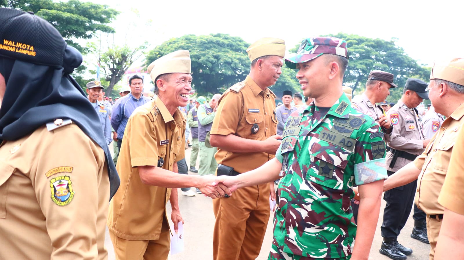 Dandim 0410/KBL, Kolonel Arm Roni Hermawan, S.H., M.M., beserta Kasdim Letkol Inf M. Sofrianes Salam, menggelar Apel Kebangsaan dan Apel Kesiapan Tanggap Darurat secara serentak di Lapangan Saburai