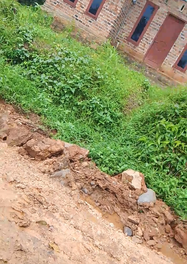 Proyek Rekonstruksi Jalan Suban–Pardasuka Diduga Asal-asalan, Sisa Tanah Grader Dibiarkan Menumpuk dan Jalan Jadi Becek