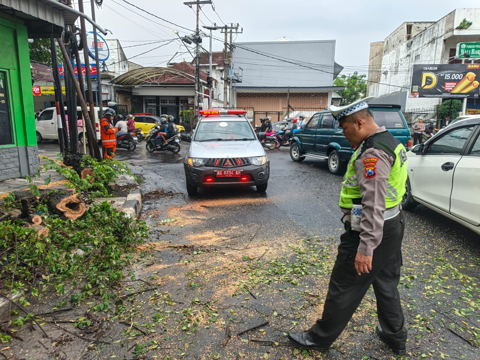 Pohon Kersen Tumbang Menghalangi Jalan, Kapolsek Pesantren Pimpin Penanganan