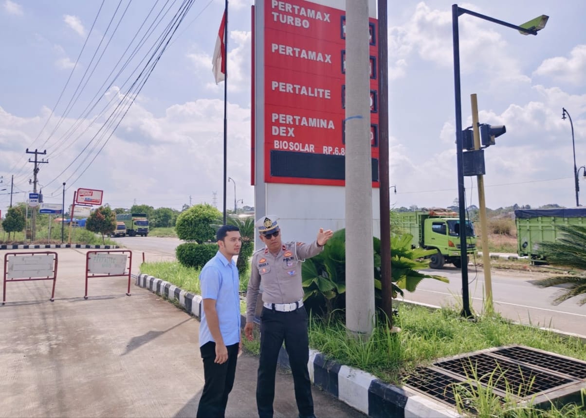 Pastikan Kelancaran dan Ketertiban Lalu Lintas di SPBU, Satlantas Polres Musi Rawas Lakukan Pengawasan dan Pengaturan Antrean Pastikan Kelancaran dan Ketertiban Lalu Lintas di SPBU, Satlantas Polres Musi Rawas Lakukan Pengawasan dan Pengaturan Antrean