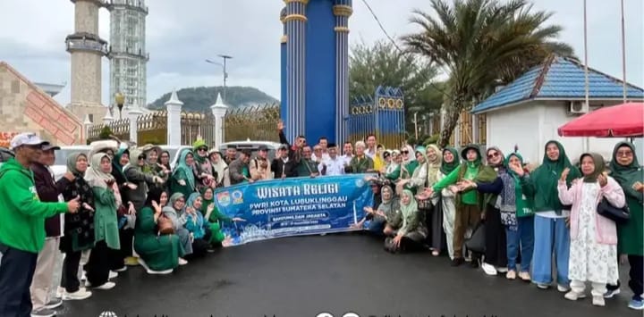 Wakil Wali Kota Lubuk Linggau Lepas Peserta Wisata Religi PWRI ke Bandung dan Jakarta Wakil Wali Kota Lubuk Linggau Lepas Peserta Wisata Religi PWRI ke Bandung dan Jakarta