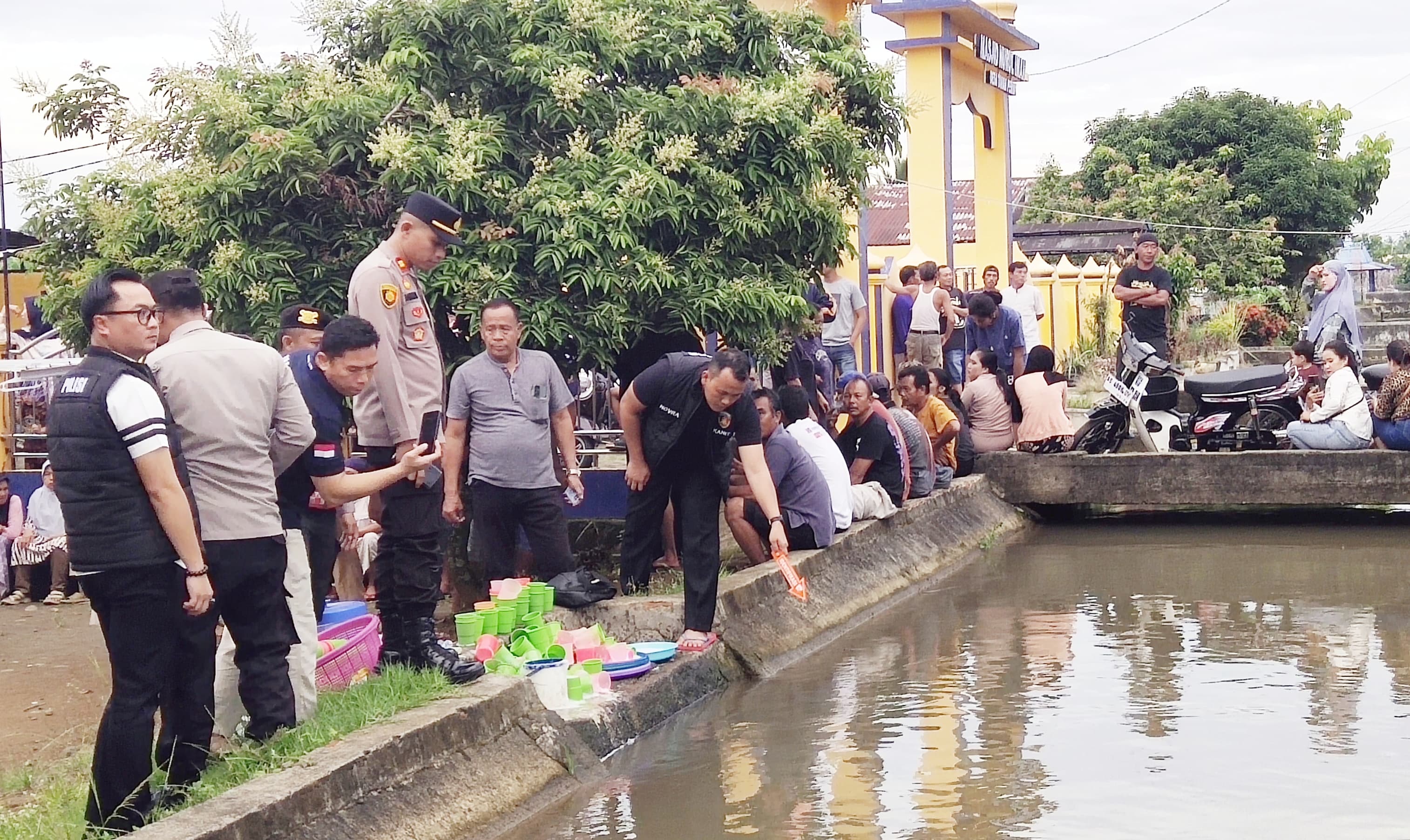 Diduga Sakit Diderita Kambuh, Tim Indentifikasi Polres Musi Rawas dan Polsek Muara Beliti Sigap Evakuasi Korban Tenggelam di Irigasi Desa Tanah Periuk