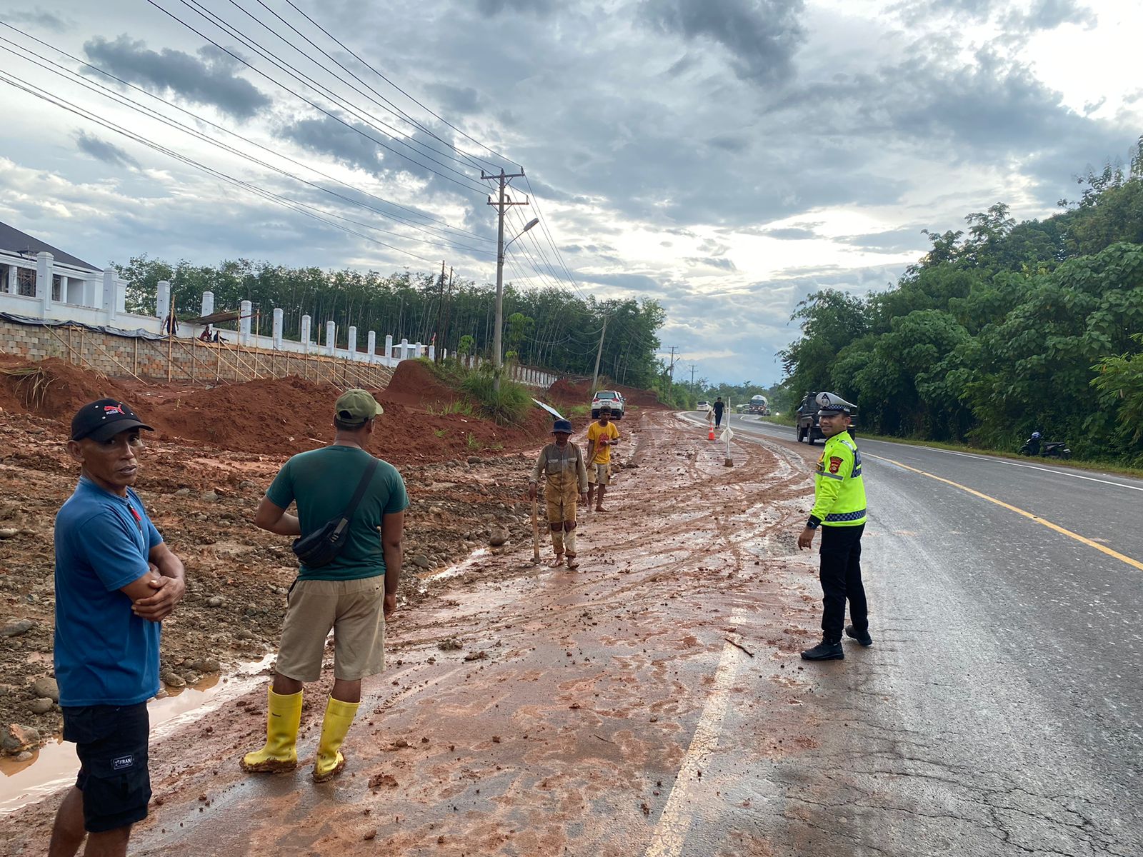 Cegah Lakalantas Akibat Material Jatuh Ke Badan Jalan dan Licin, Satlantas Polres Musi Rawas Himbau Penanggung Jawab Proyek untuk Lakukan Pembersihan