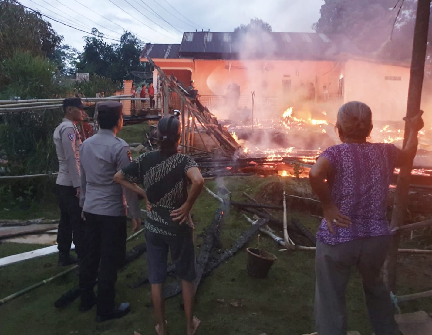 Dua Rumah Warga Margatunggal Terbakar, Kapolres Musi Rawas dan Kapolsek Jayaloka Himbau Warga Diminta Rutin Cek Instalasi Listrik 