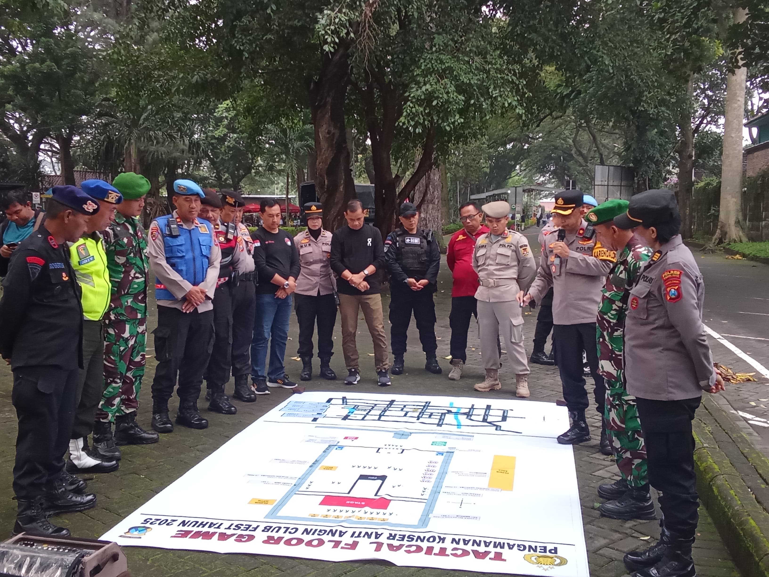 Pengamanan Berlapis Polres Kediri Kota Jaga Kondusivitas Konser Bertajuk ‘ Anti Angin – Angin Club Fest Kediri ‘ di Tirtoyoso Park