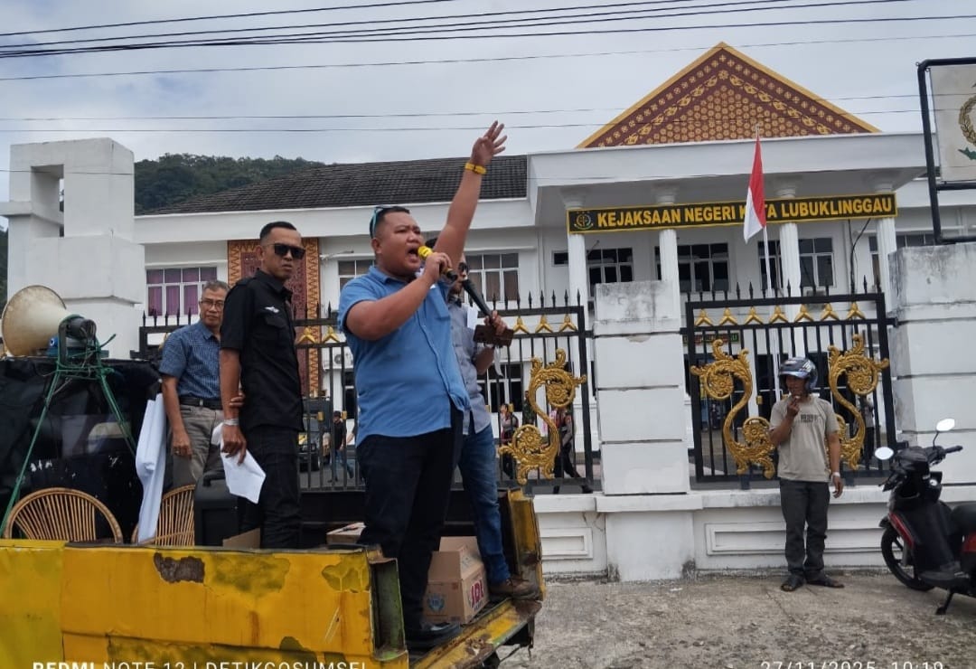 LSM Penjara Dan Masyarakat Gruduk Kantor Kejaksaan Desak Periksa Kadisdikbud