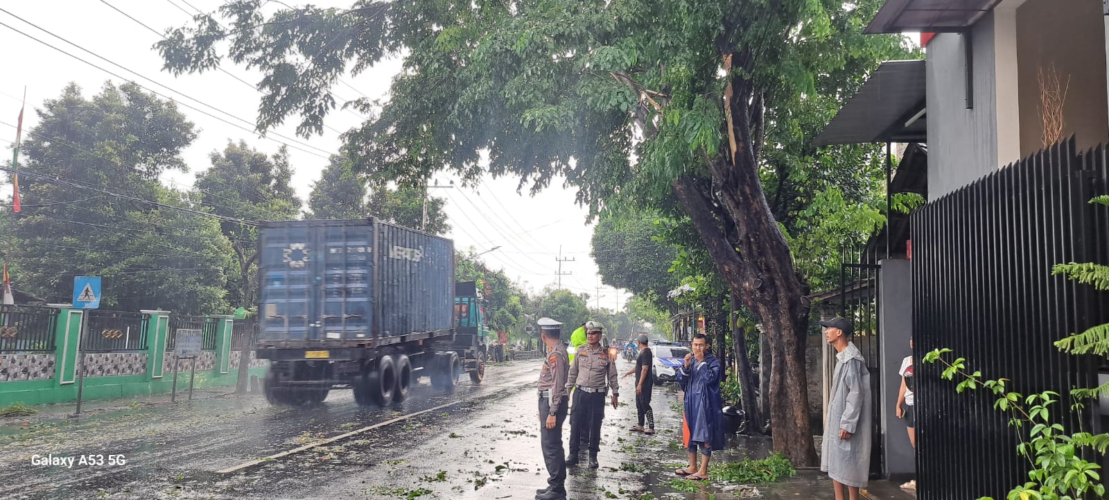 Sinergitas Kasatlantas Polres Kediri Kota dan Warga Mengevakuasi Pohon Tumbang di Jalan Perintis Kemerdekaan