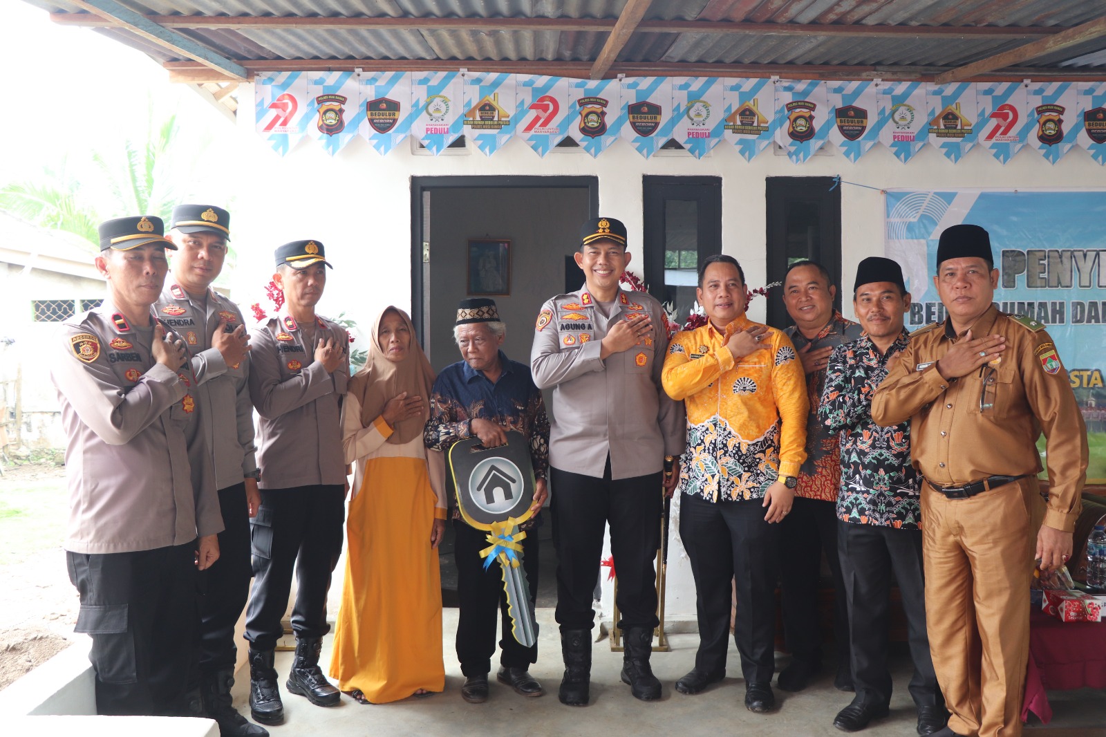 Sentuhan Kemanusiaan, Kembalikan Senyum Warga Desa Remayu Kapolres Musi Rawas Serahkan Kunci Bedah Rumah Hasil Donasi Personel