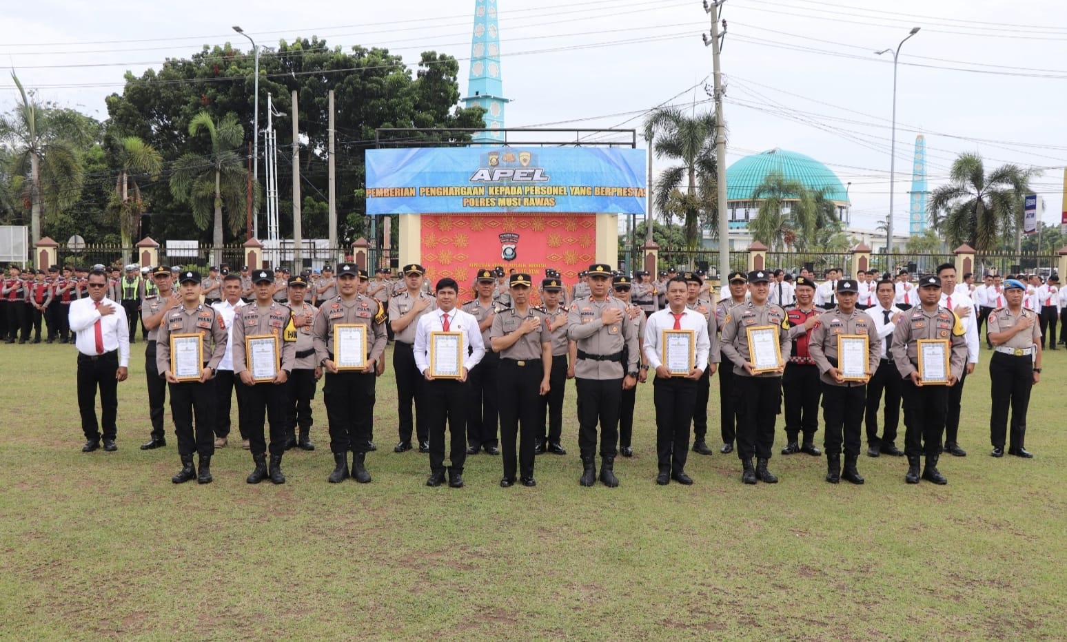 Kurang dari 1X24 Jam Ungkap Perkara Curanmor Menjadi Perhatian Publik, Kapolres Musi Rawas Berikan Penghargaan ke Delapan Personel Polsek Muara Kelingi